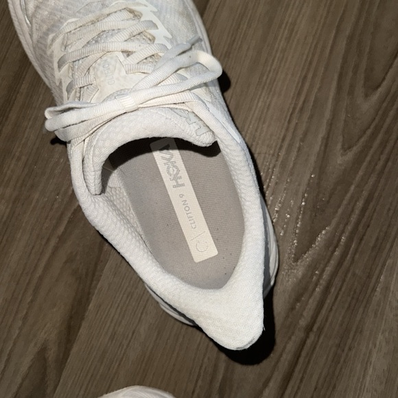 Women’s 8.5 hoka clifton all white - Picture 4 of 4